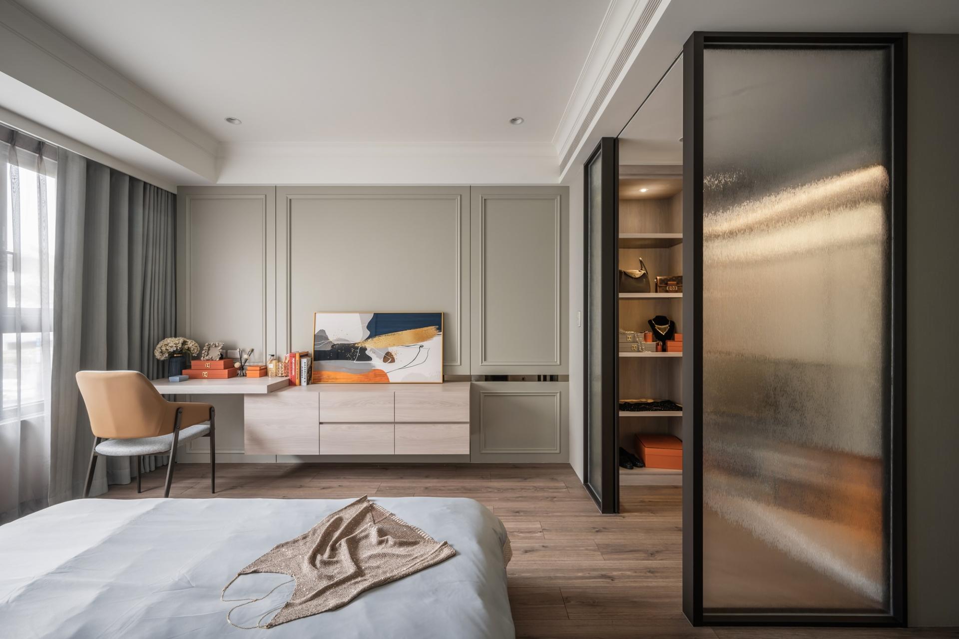 London Design Awards Winner - Wandering in shades of gray