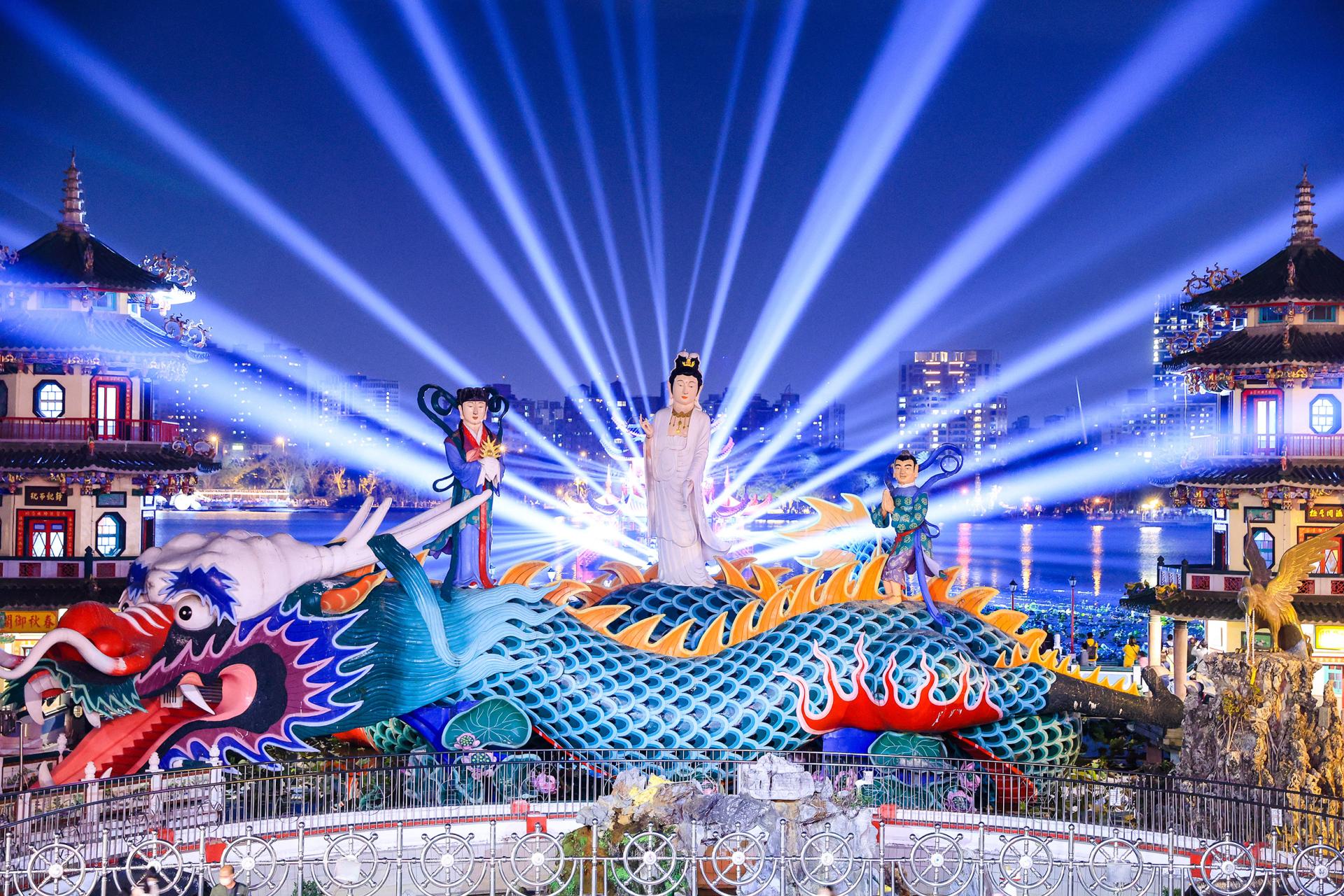 London Design Awards Winner - Light dances on Lotus Pond