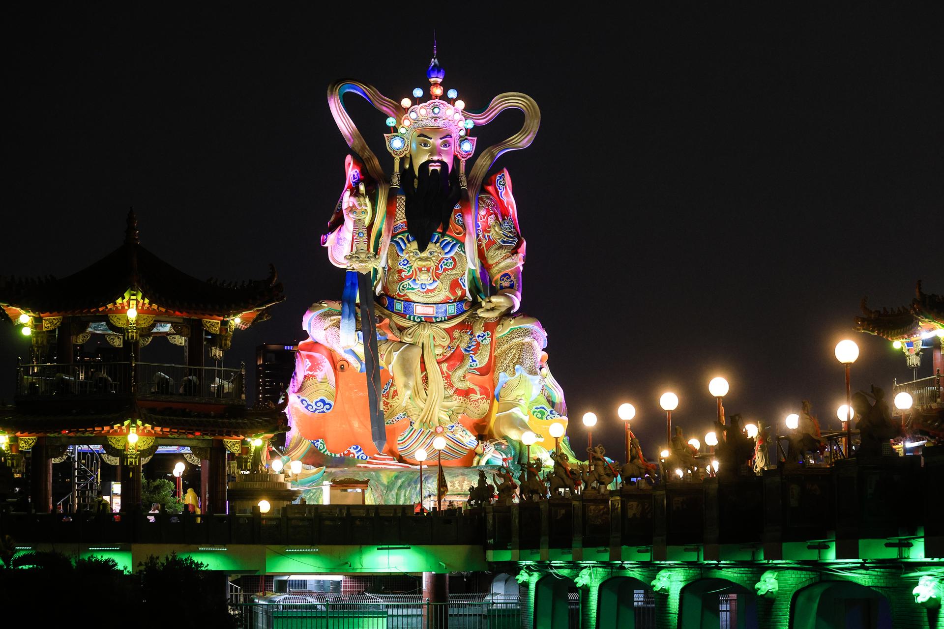 London Design Awards Winner - Light dances on Lotus Pond