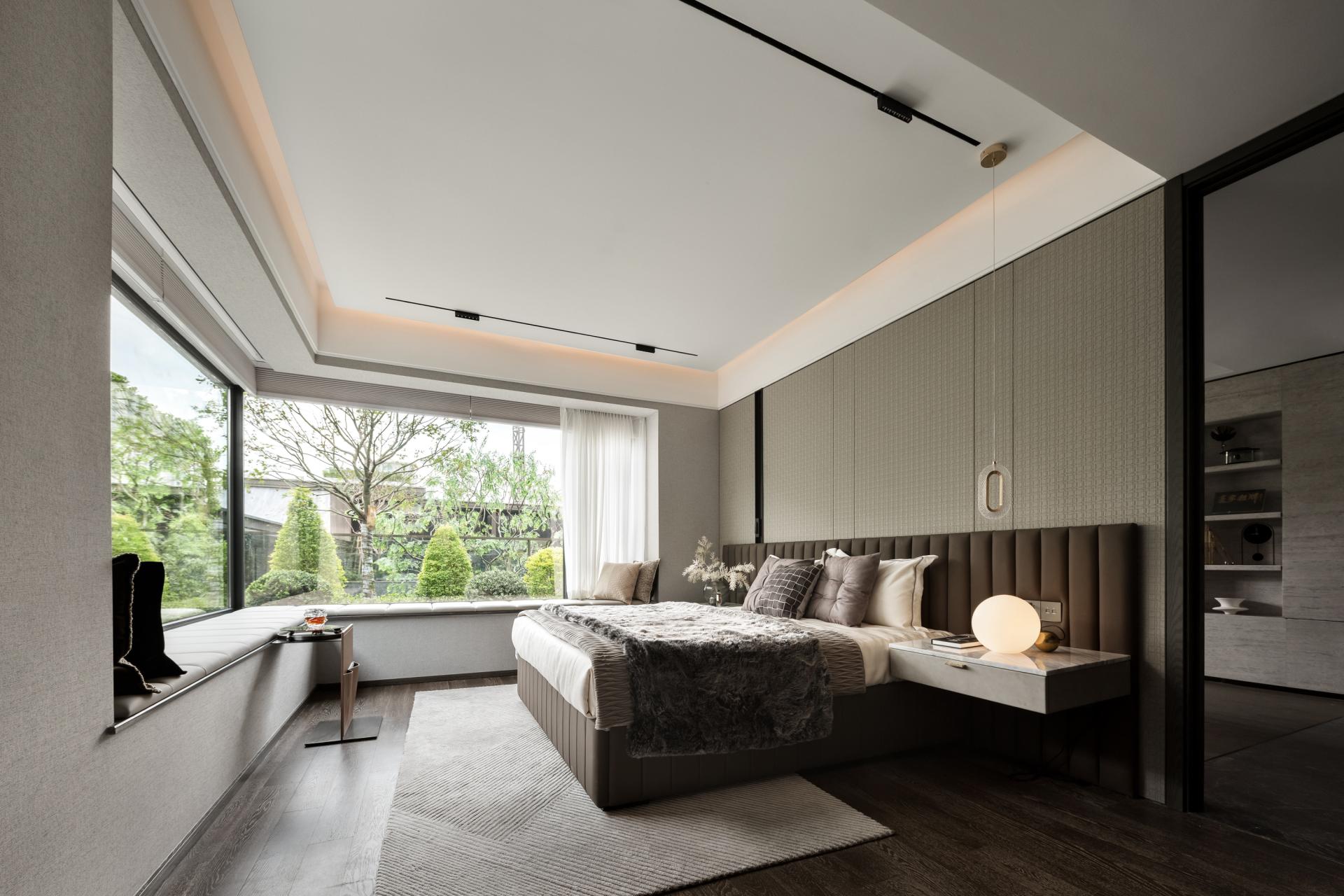 London Design Awards Winner - Pinellia glass