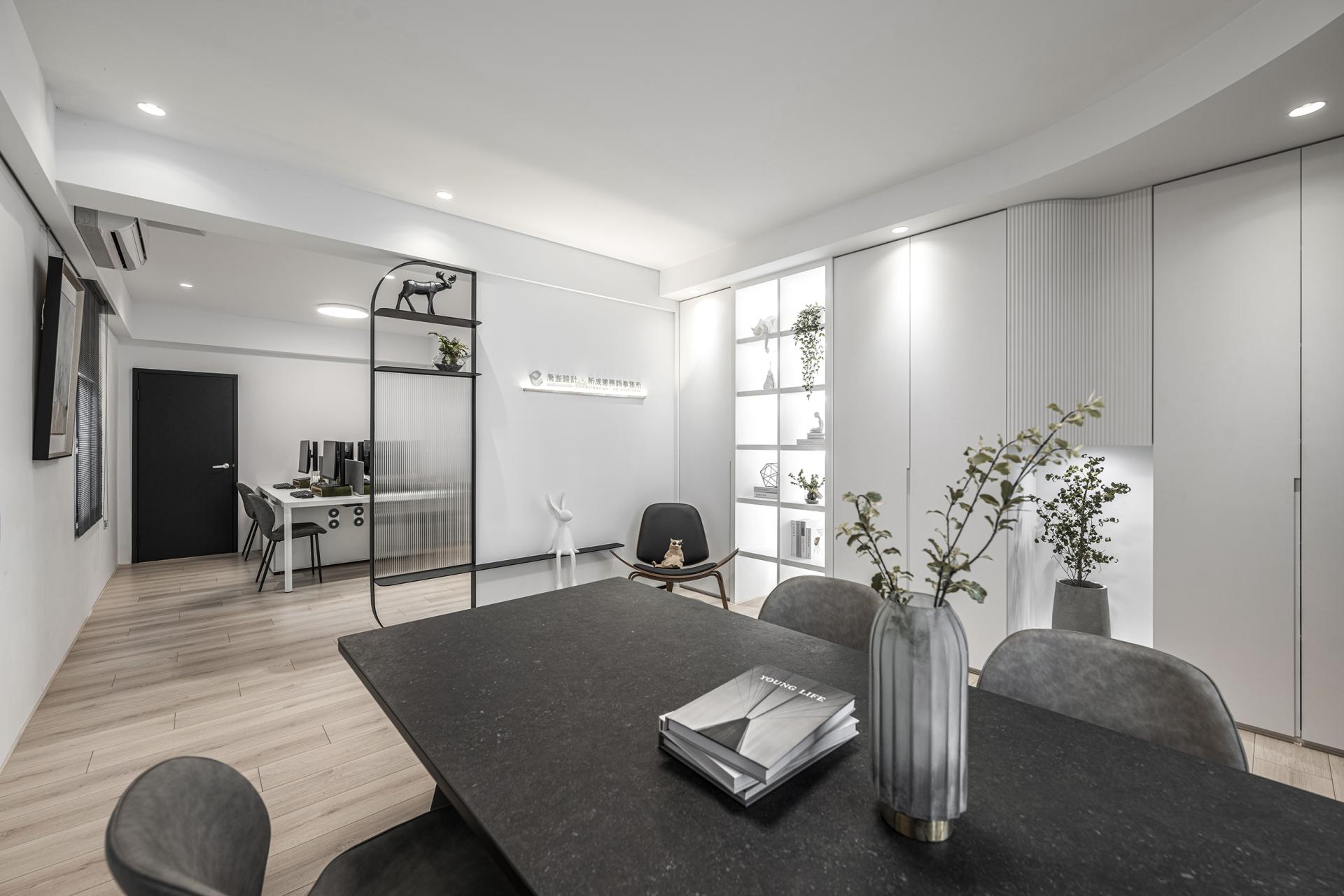 London Design Awards Winner - The Beauty of the Orient: Grey Modern Design Studio