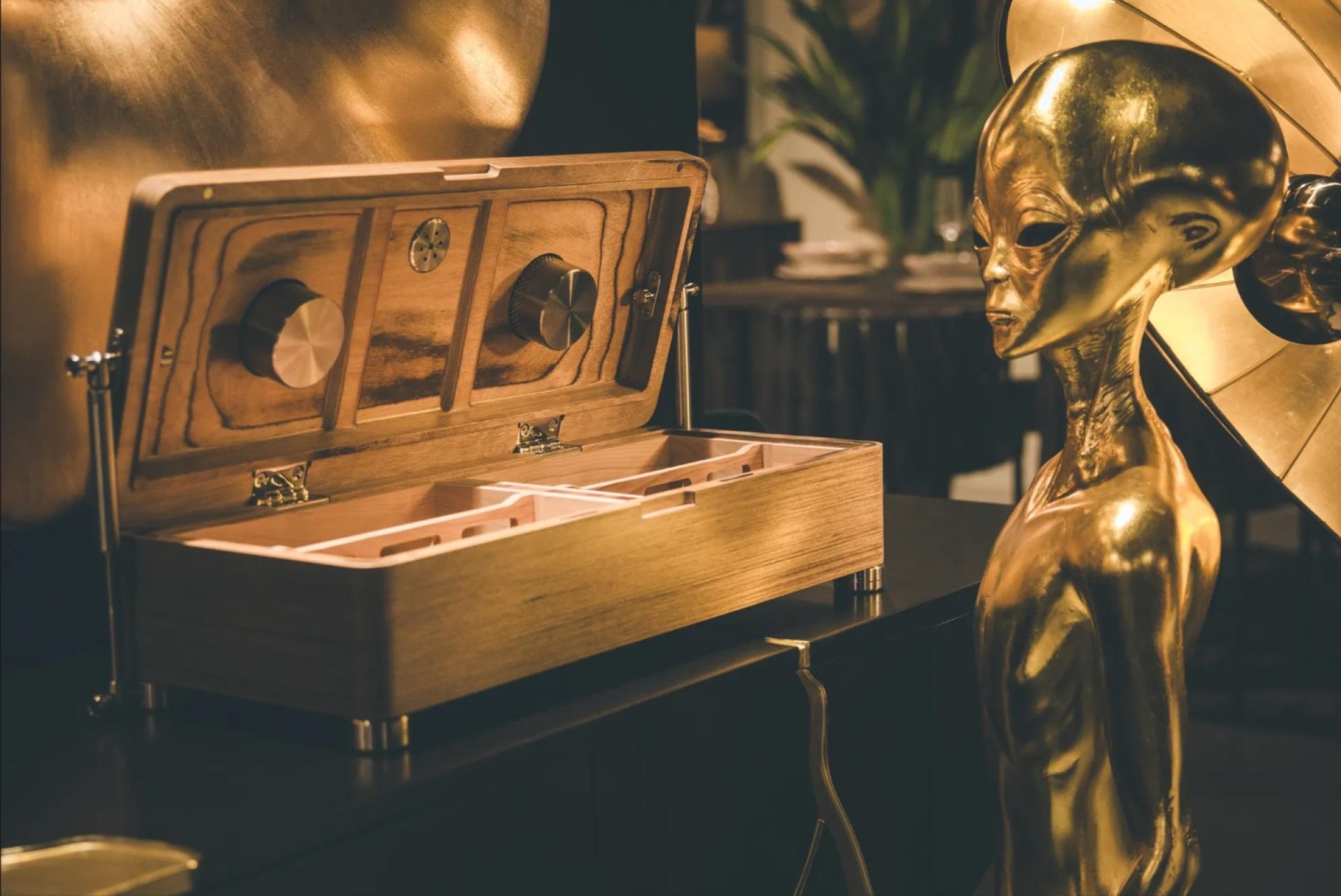 London Design Awards Winner - GRAND SOLLOSHI HUMIDOR by SOLLOSHI