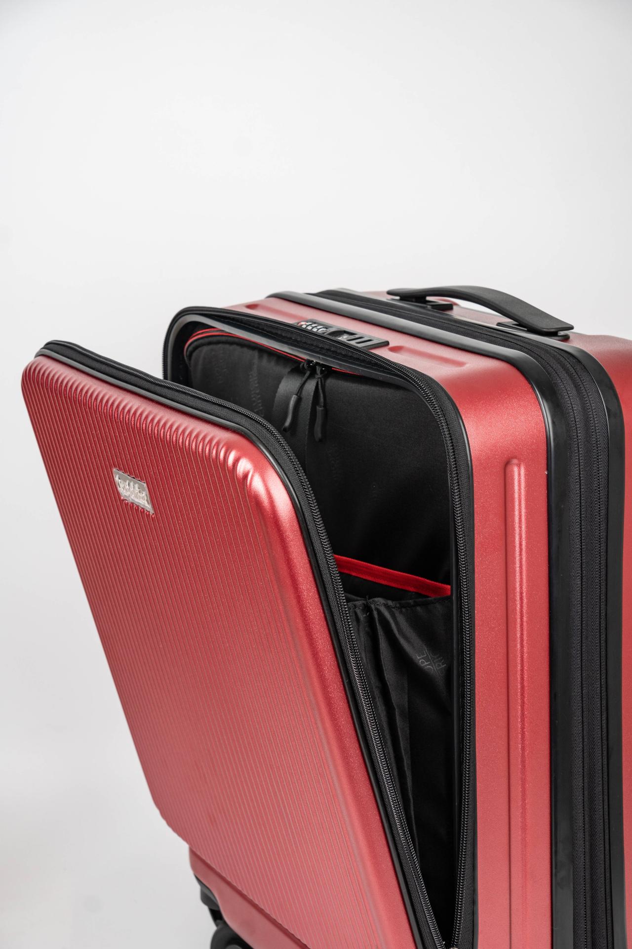 London Design Awards Winner - Convenient opening travel case