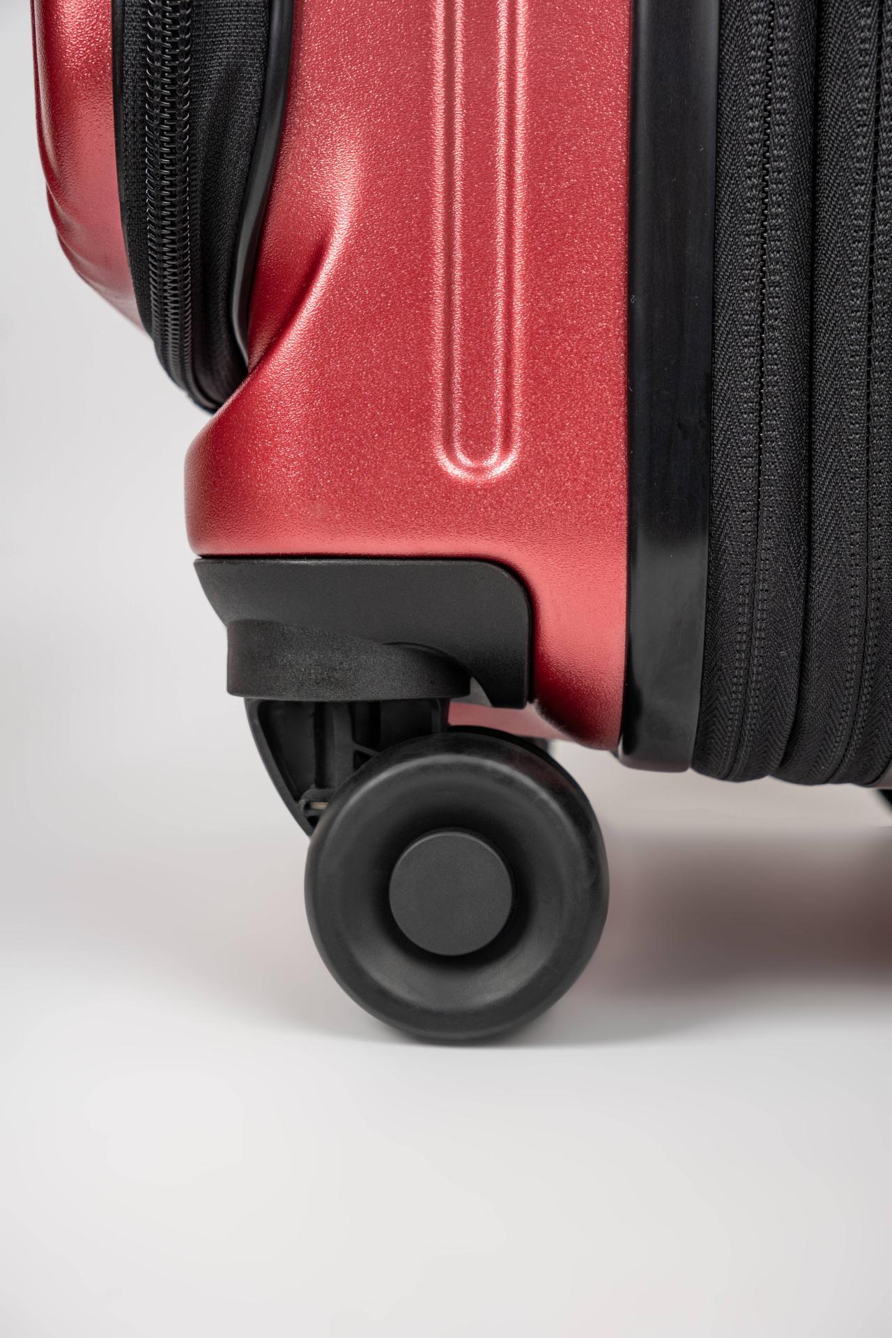 London Design Awards Winner - Convenient opening travel case