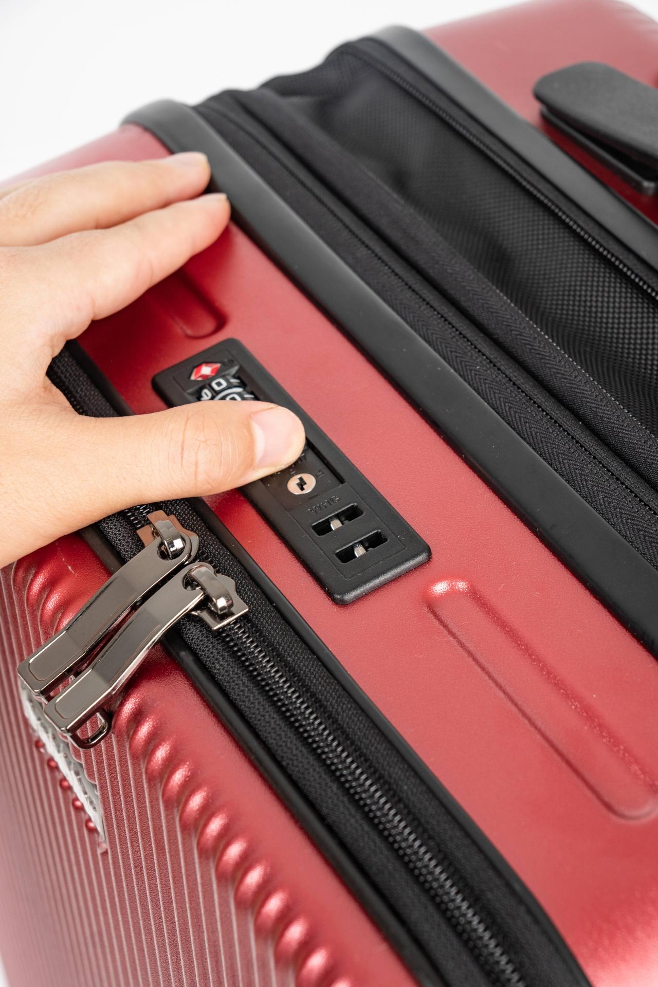 London Design Awards Winner - Convenient opening travel case