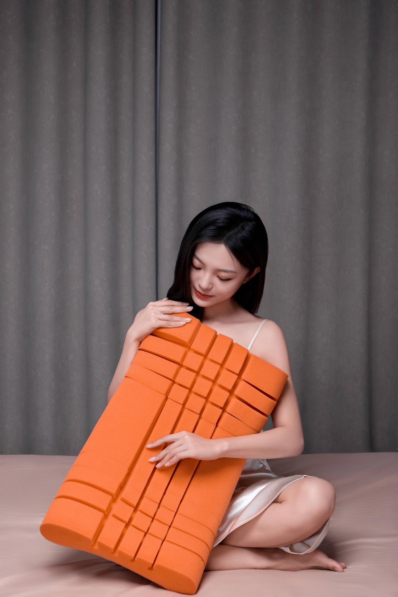London Design Awards Winner - Washable silicone genki pillow