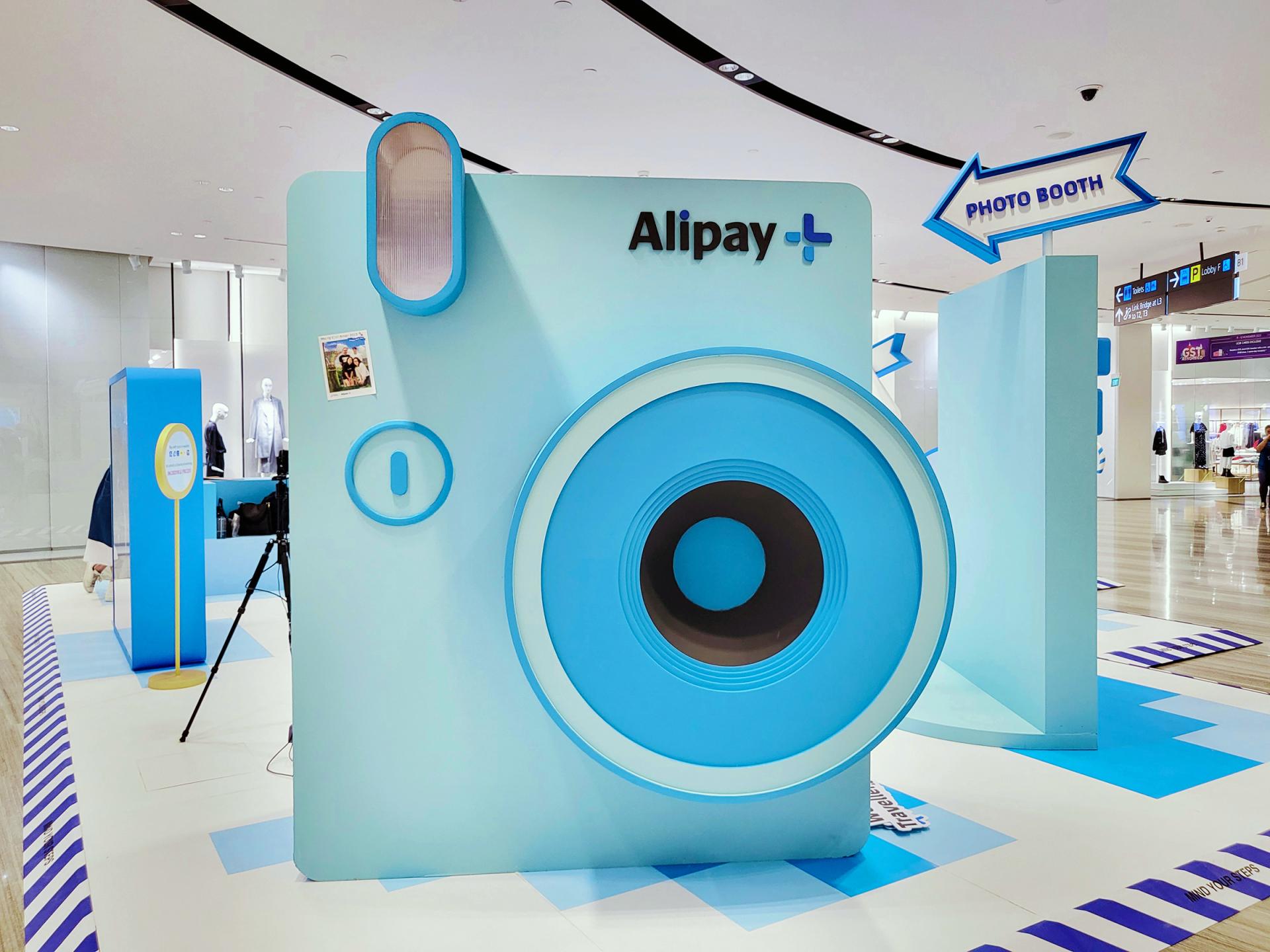 London Design Awards Winner - Alipay+ Xmas Pop-up Store At Singapore Changi Airport